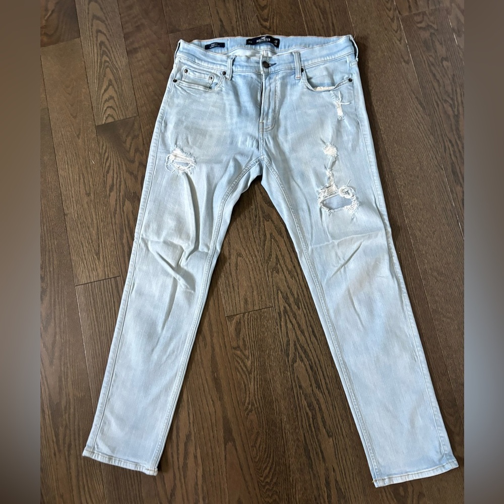 Distressed 32x30 Hollister Light Blue Jeans (Used)
